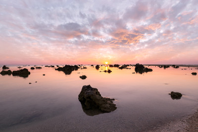 美丽的日落在Laem Pakarang或Cape Coral海滩，泰国