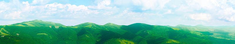 山脉全景景观。绿树成荫的山峦，夏日，一览国家自然公园