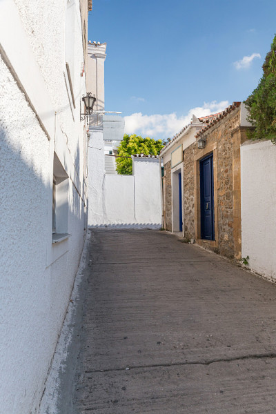 走在带有白宫的希腊传统街道上，Spetses Saronic海湾