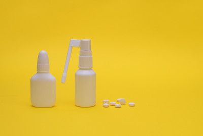 治疗流感和感冒的药物鼻喷剂和药丸。本空间
