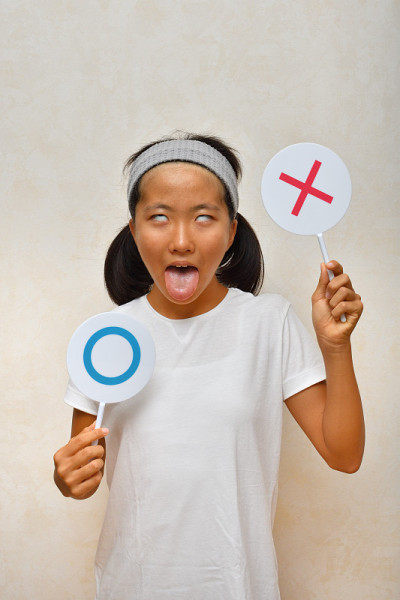 日本女孩拿出不好的盘子