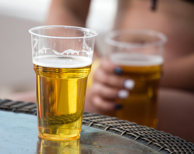 桌上放着塑料杯里的啤酒