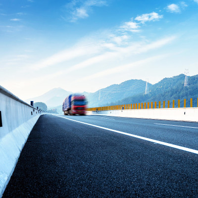 高速公路和红色卡车