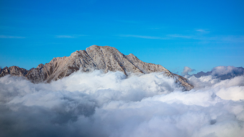 奥尔比阿尔卑斯山脉上的阿雷拉山在一片云海之上