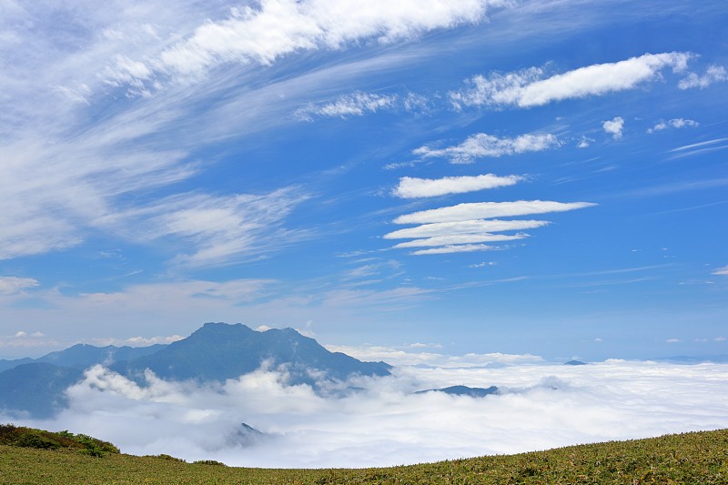 从龟森岛的笹原县看石竹山，云海，初夏(四国岛是日本四大岛屿中最小的一个)