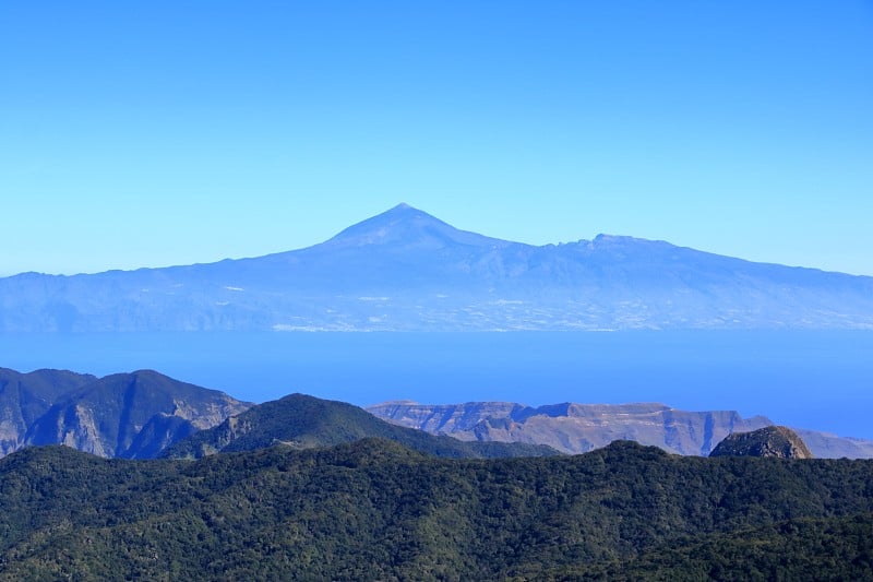 俯瞰戈梅拉的加拉约内国家公园。背景是特内里费岛和皮科德泰德火山