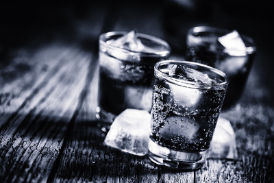 黑白照片。含酒精的鸡尾酒