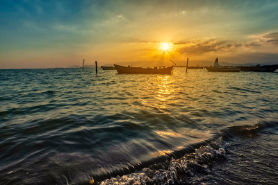 夕阳下的小船和大海