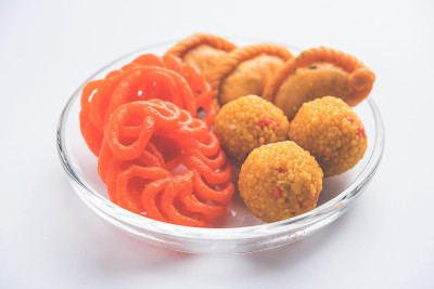 印度甜Jalebi/Imarti, Laddu和Gujiya一起在白色背景或与礼物。有选择性的重点