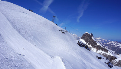 雪山和缆车的角度