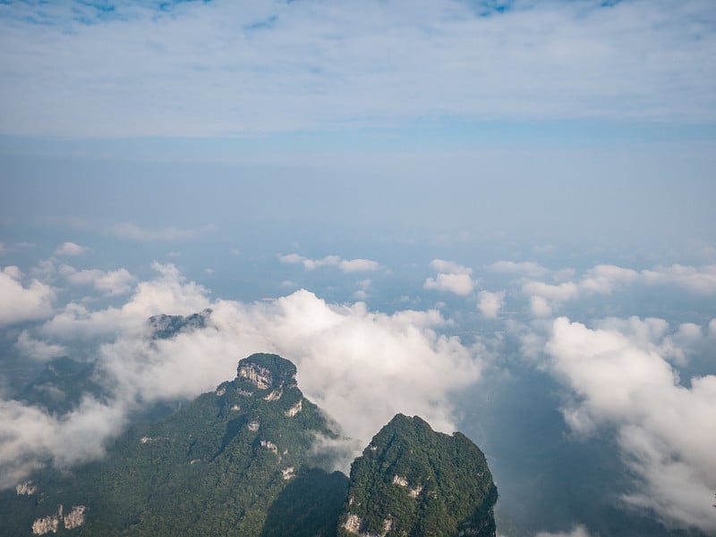 中国张家界天门山上的美丽景色和晴朗的天空