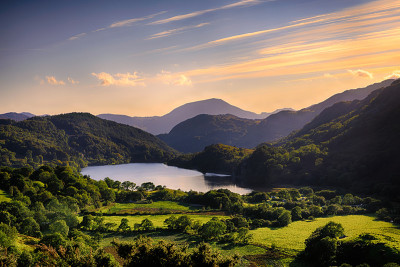 阳光穿过一座山，照进了斯诺登尼亚的Llyn Gwynant