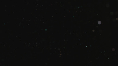 真实的闪光爆炸在黑色的背景
