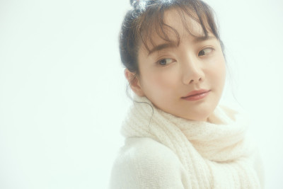 一个年轻的亚洲女人的冬季肖像sonf焦点
