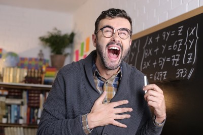 滑稽的老师在教室里大笑