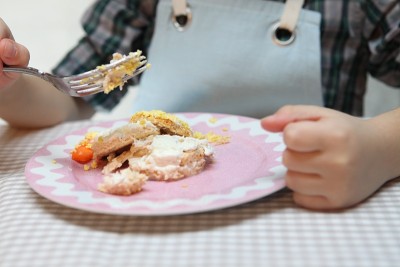 孩子吃沙拉