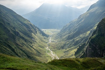 在奥地利的Gastein山区，清晨雨后的阳光穿过云层