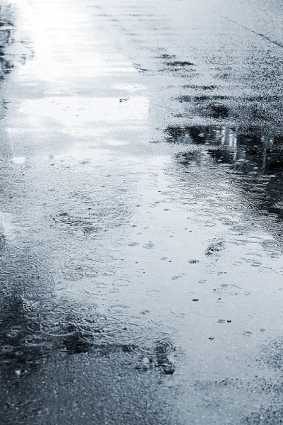 秋天下雨时路面潮湿