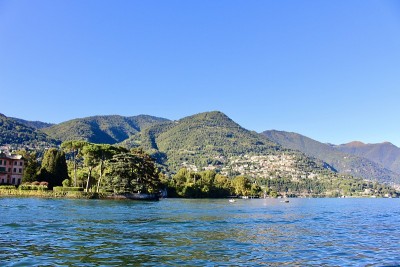 在科莫湖上航行