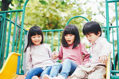 小孩子在滑梯上玩
