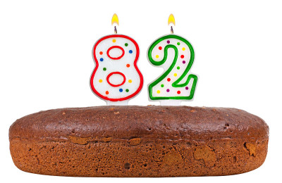 生日蛋糕与蜡烛数82孤立在白色