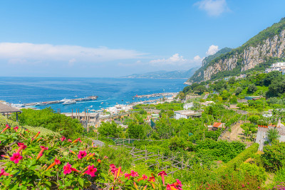 世界著名的卡普里岛多彩的海岸线