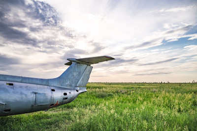在乌克兰哈尔科夫地区Vovchansk废弃的空军基地飞机墓地，一架名为“Aero L-29 Delf