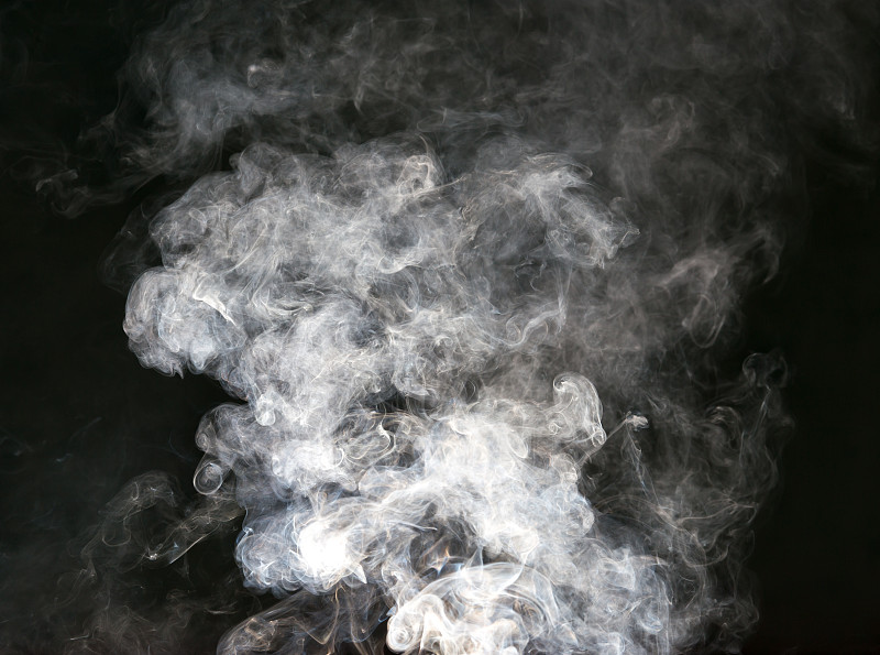 黑色背景上的烟雾