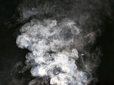 黑色背景上的烟雾