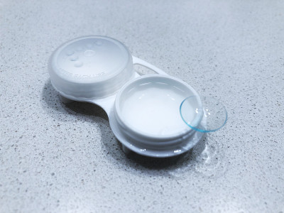 软性隐形眼镜与隐形眼镜壳分离图像