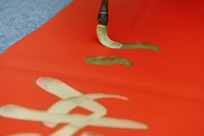 中国的传统习俗:写春联。