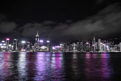 从维多利亚港眺望香港夜景