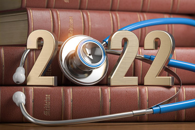 2022年保健医药和制药行业新春快乐。2022号，带着听诊器在古老的医学书籍上。
