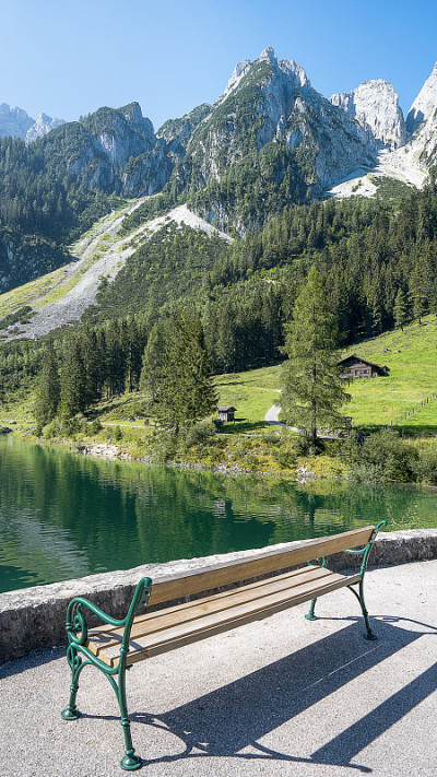 奥地利萨尔茨堡戈索山上的长凳。暑假去欧洲旅行
