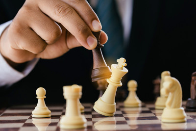 商人手动棋人物在比赛中成功发挥。成功的战略、领导和团队理念。