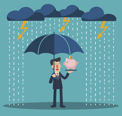 微笑的商人拿着雨伞站在防雷雨的房子下
