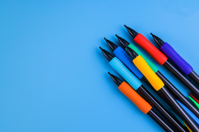 彩色铅笔的背景艺术和学校