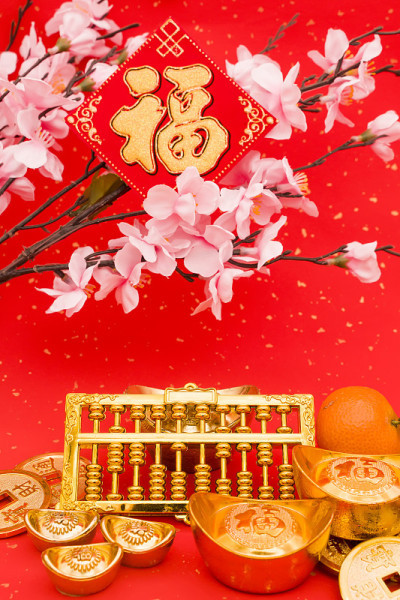 中国新年装饰品——金元宝、鞭炮、橘子、金币、金算盘，中国书法翻译:新年好祝福