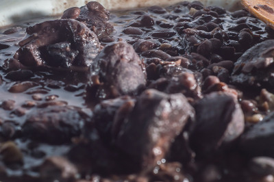 巴西feijoada，木勺式的巴西feijoada