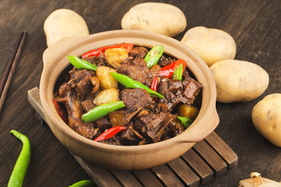 砂锅土豆炖鸭