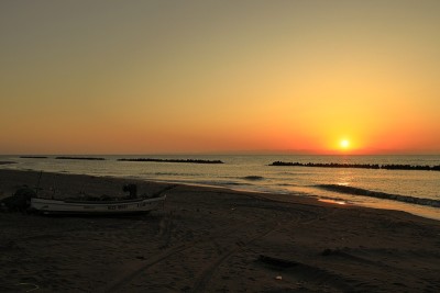 从日本新泻看日本海和佐渡岛的日落