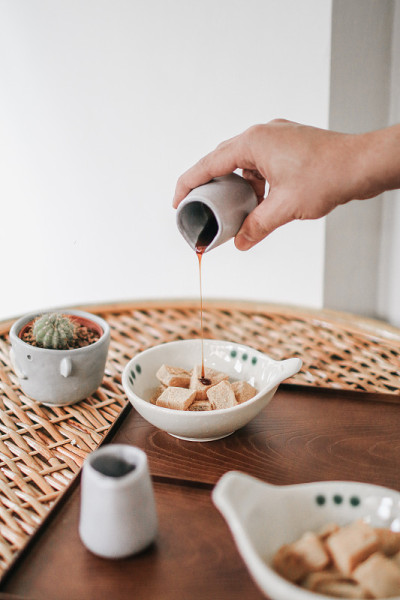 Warabi-mochi或Kinako mochi，用黑糖糖浆做成的蕨菜淀粉饺子。日本的一种甜点，由
