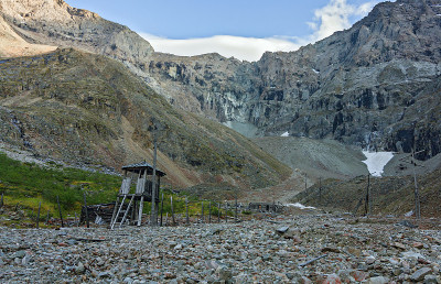 废弃的铀矿在大理石山谷斯大林古拉格集中营(Borlug)在科达岭