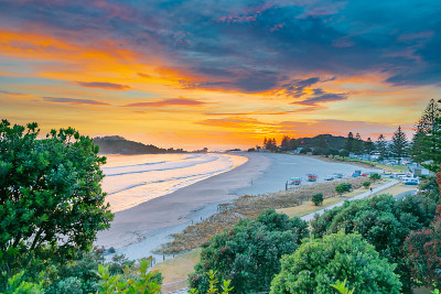 日出从山坡上Mount Maunganui