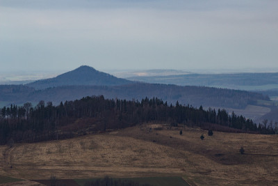 从Skopiec山拍摄的Kaczawskie山和Ostrzyca山的全景