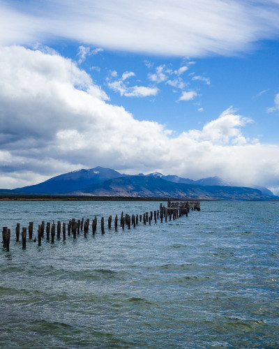 老码头 (Muelle Historico) 在巴塔哥尼亚的阿尔米兰特蒙特湾 - 纳塔莱斯港，智利麦