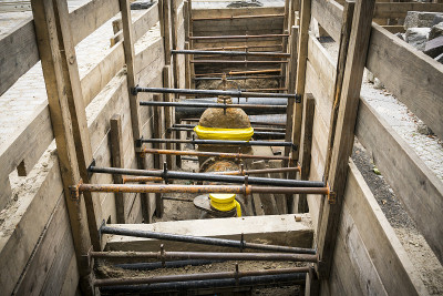 柏林建筑工地，用胶带修复了管道