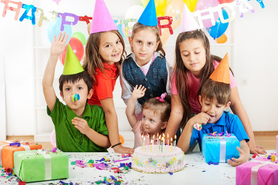 生日聚会上的孩子们