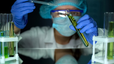 生态学家在试管中加入液体，观察反应，实验