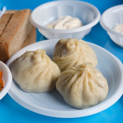 蝠鲼与多汁的肉在塑料有害环境的菜肴